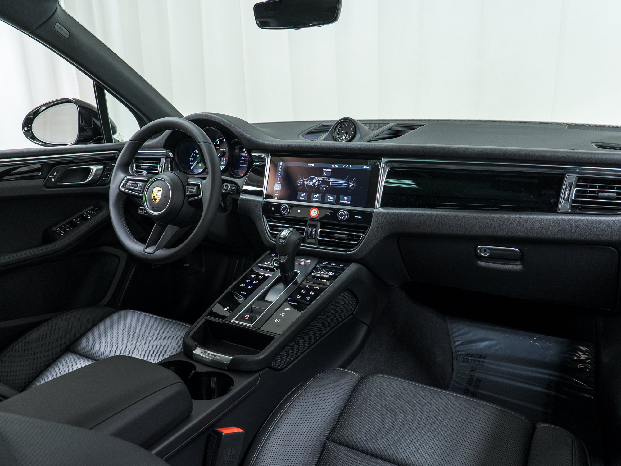 Used 2026 Porsche Macan AWD/4WD image 17