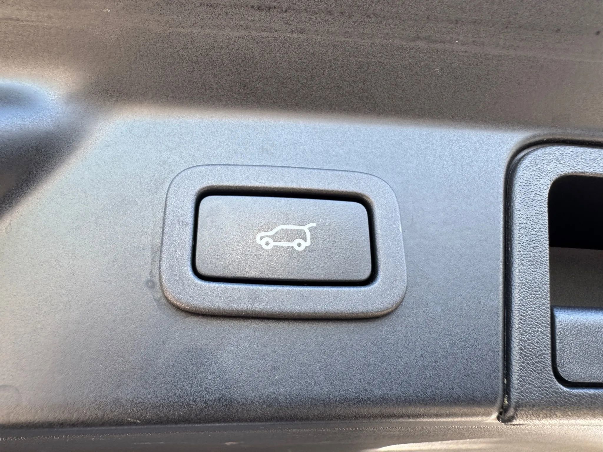 Used 2018 Land Rover Range Rover Velar S image 25