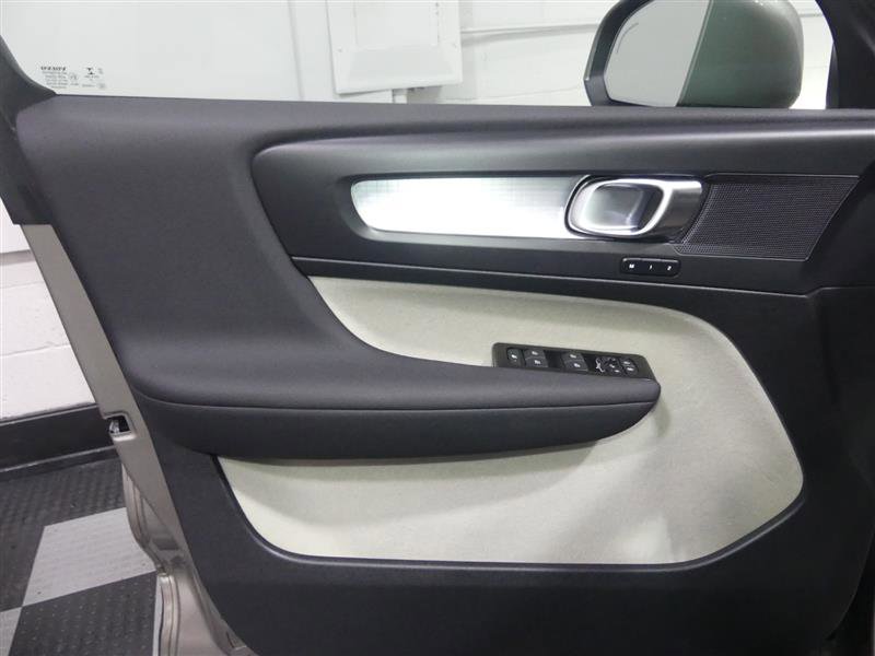 Used 2022 Volvo XC40 T5 Momentum image 18