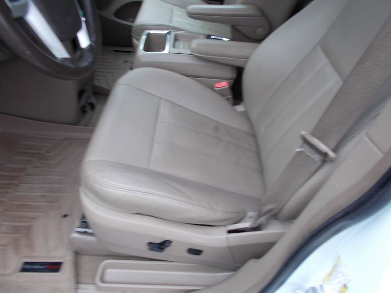 Used 2016 Chrysler Town & Country Touring image 27
