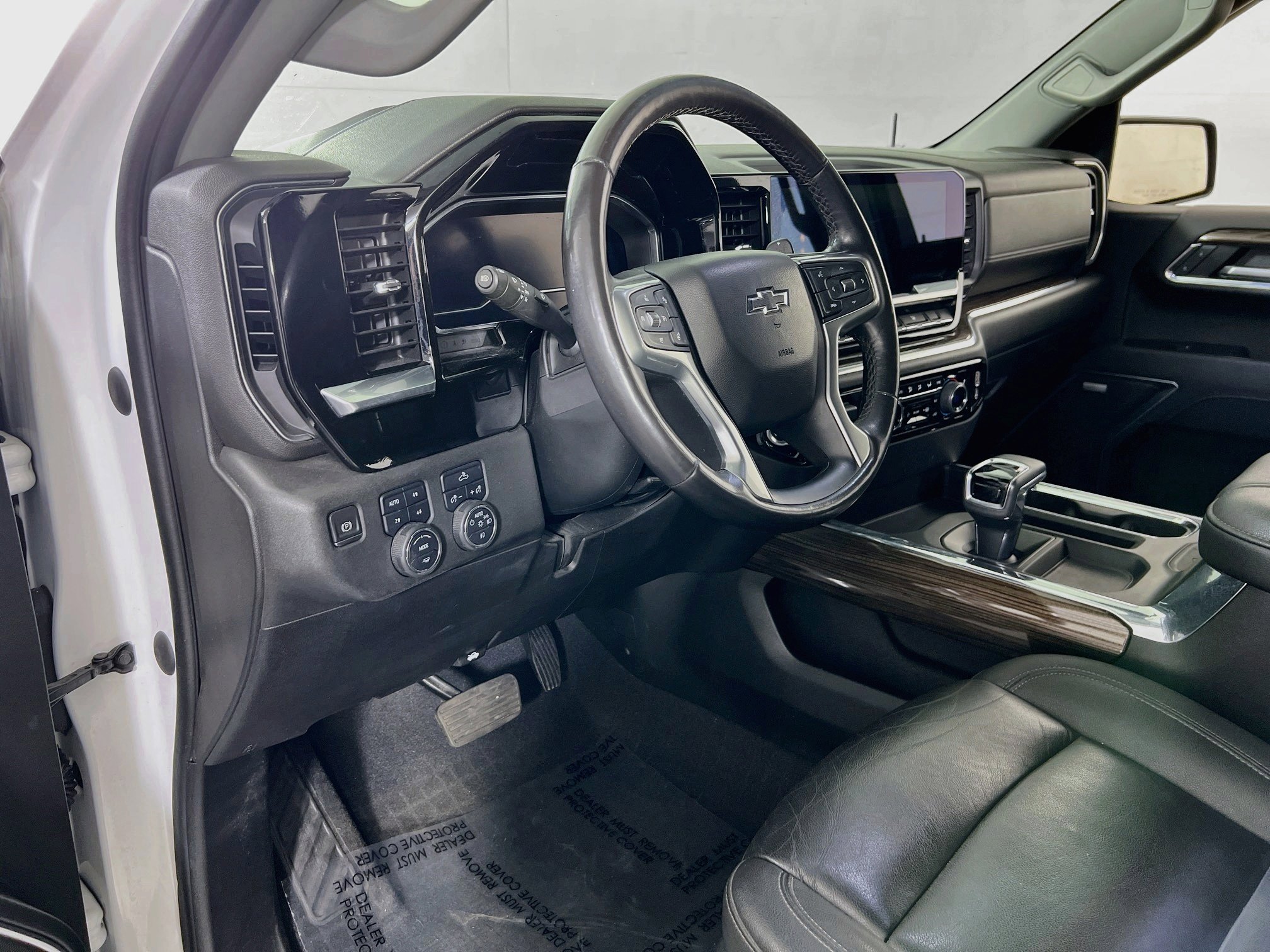 Used 2023 Chevrolet Silverado 1500 RST w/ Redline Edition AWD/4WD image 9