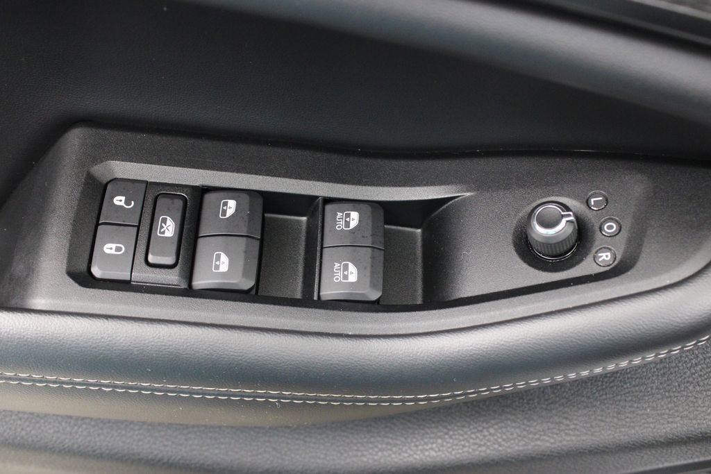 Used 2025 Jeep Grand Cherokee Altitude AWD/4WD image 17