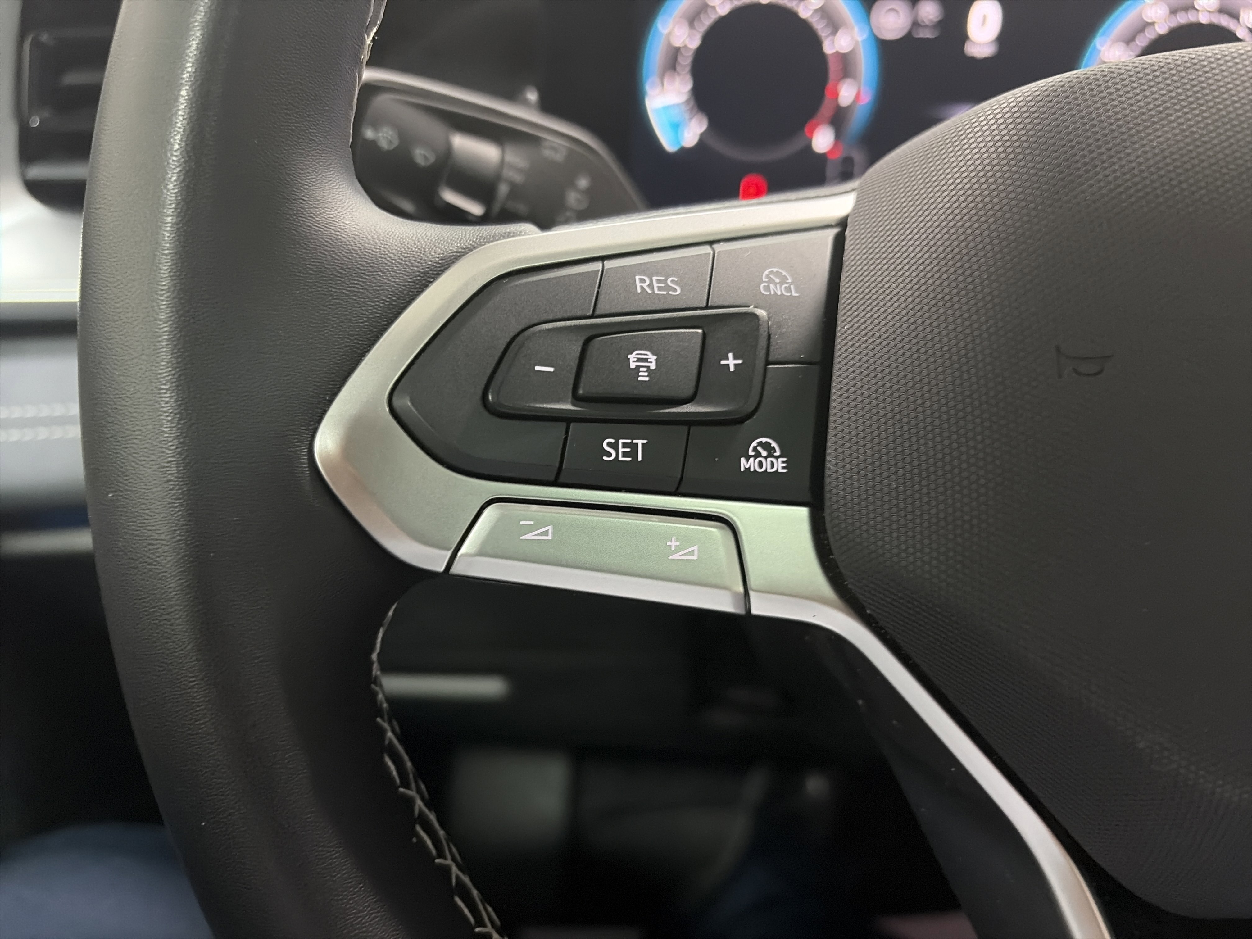 Certified 2025 Volkswagen Tiguan SE image 17