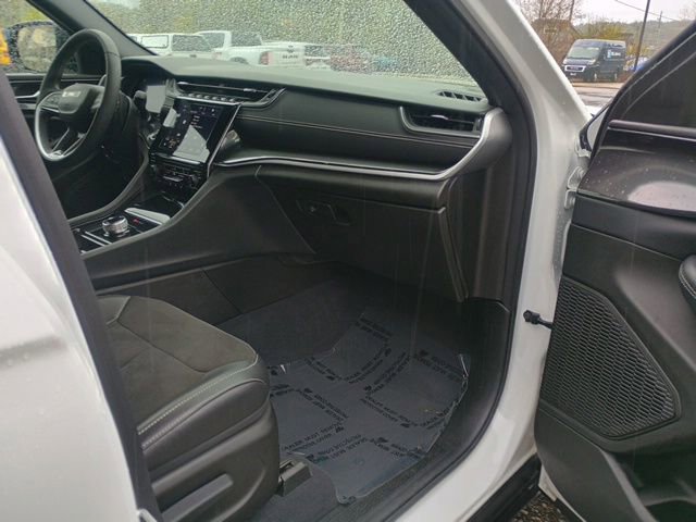 Used 2023 Jeep Grand Cherokee Altitude AWD/4WD image 13