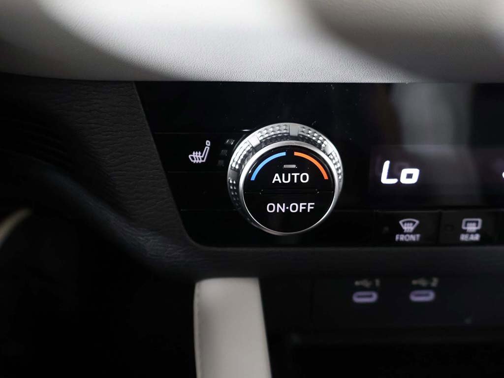 New 2025 Mitsubishi Outlander SE image 50