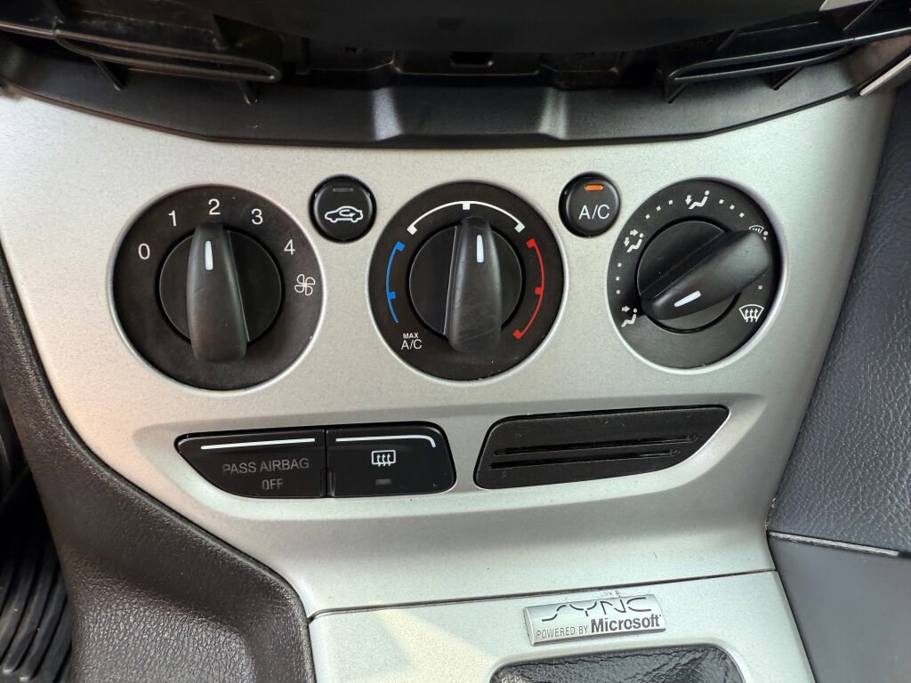 Used 2014 Ford Focus SE w/ SE Winter Package image 14