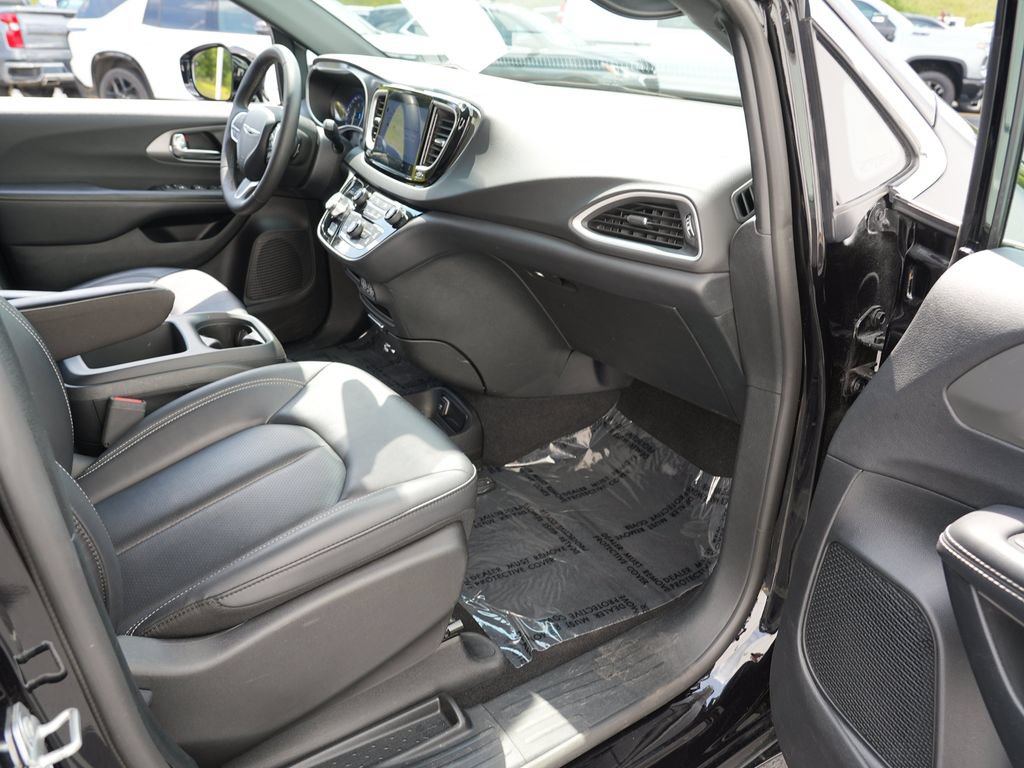 Used 2025 Chrysler Pacifica Select FWD image 28