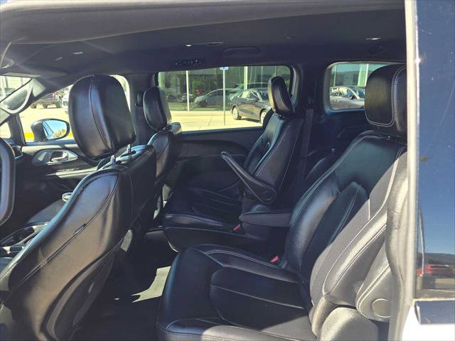Used 2024 Chrysler Pacifica Limited image 19