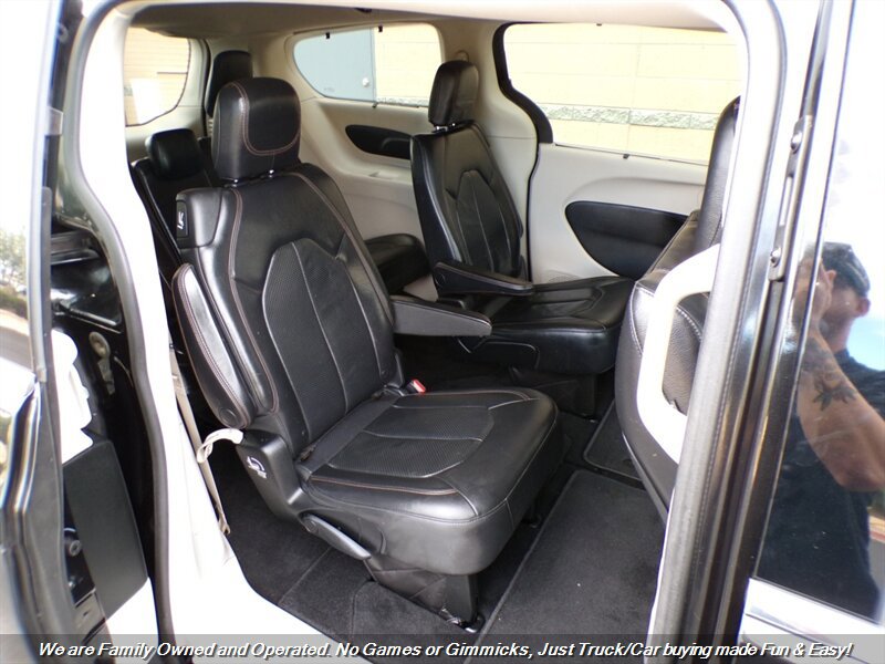 Used 2018 Chrysler Pacifica Touring-L FWD image 28