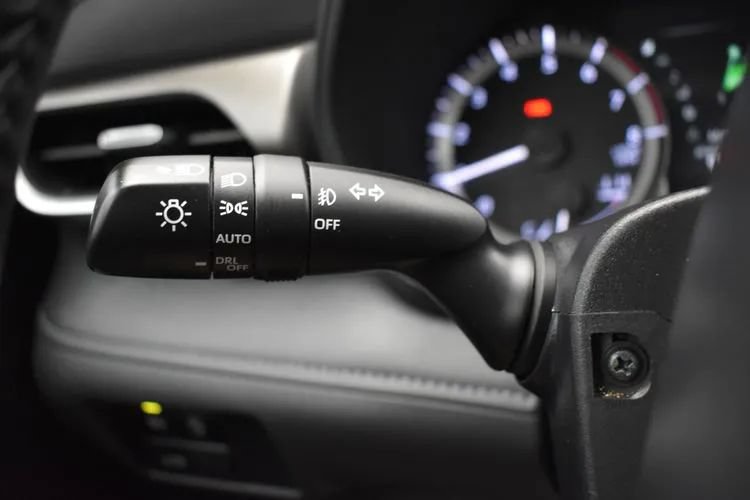 Used 2025 Toyota Highlander LE FWD image 26