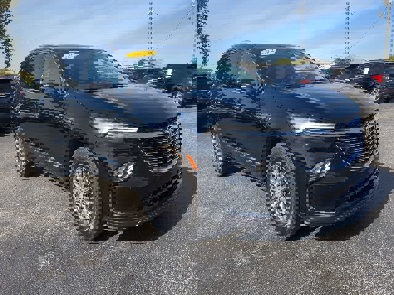 Used 2022 Buick Enclave Essence image 2