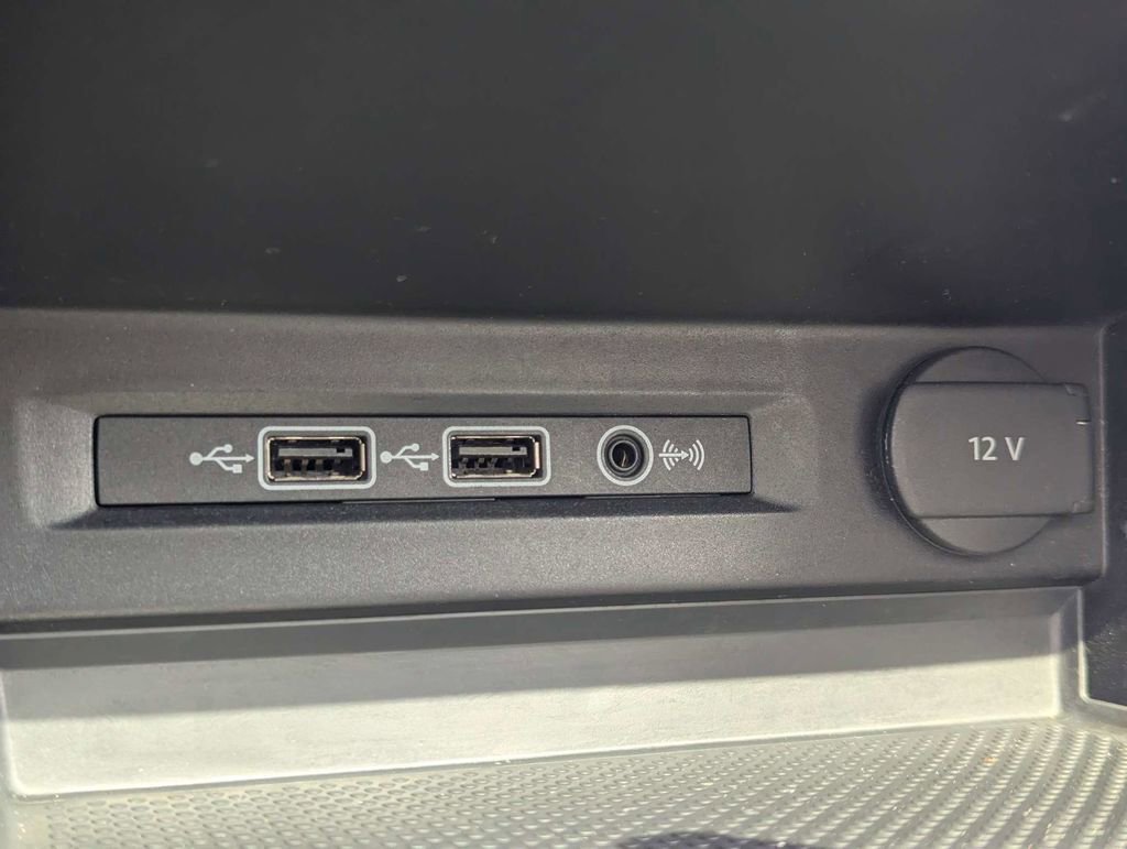 Used 2018 Volkswagen Tiguan SE w/ Panoramic Sunroof Package image 24