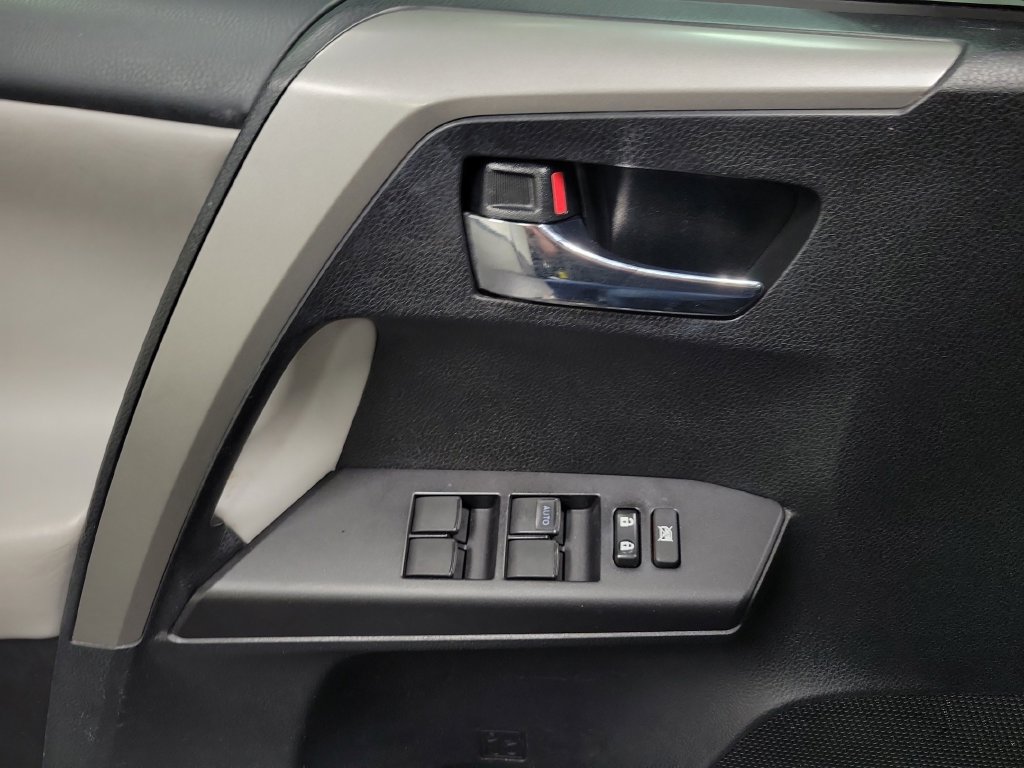 Used 2018 Toyota RAV4 XLE AWD/4WD image 30