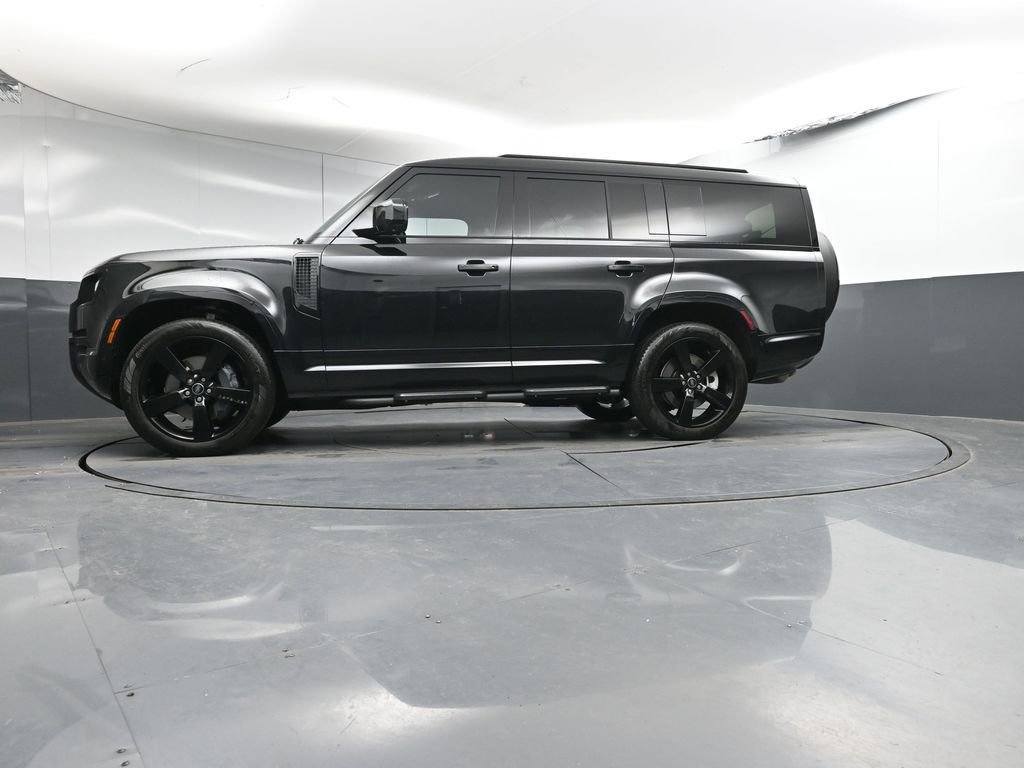 Used 2025 Land Rover Defender 130 X-Dynamic SE AWD/4WD image 30