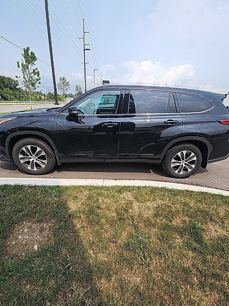 Used 2021 Toyota Highlander XLE AWD/4WD image 6