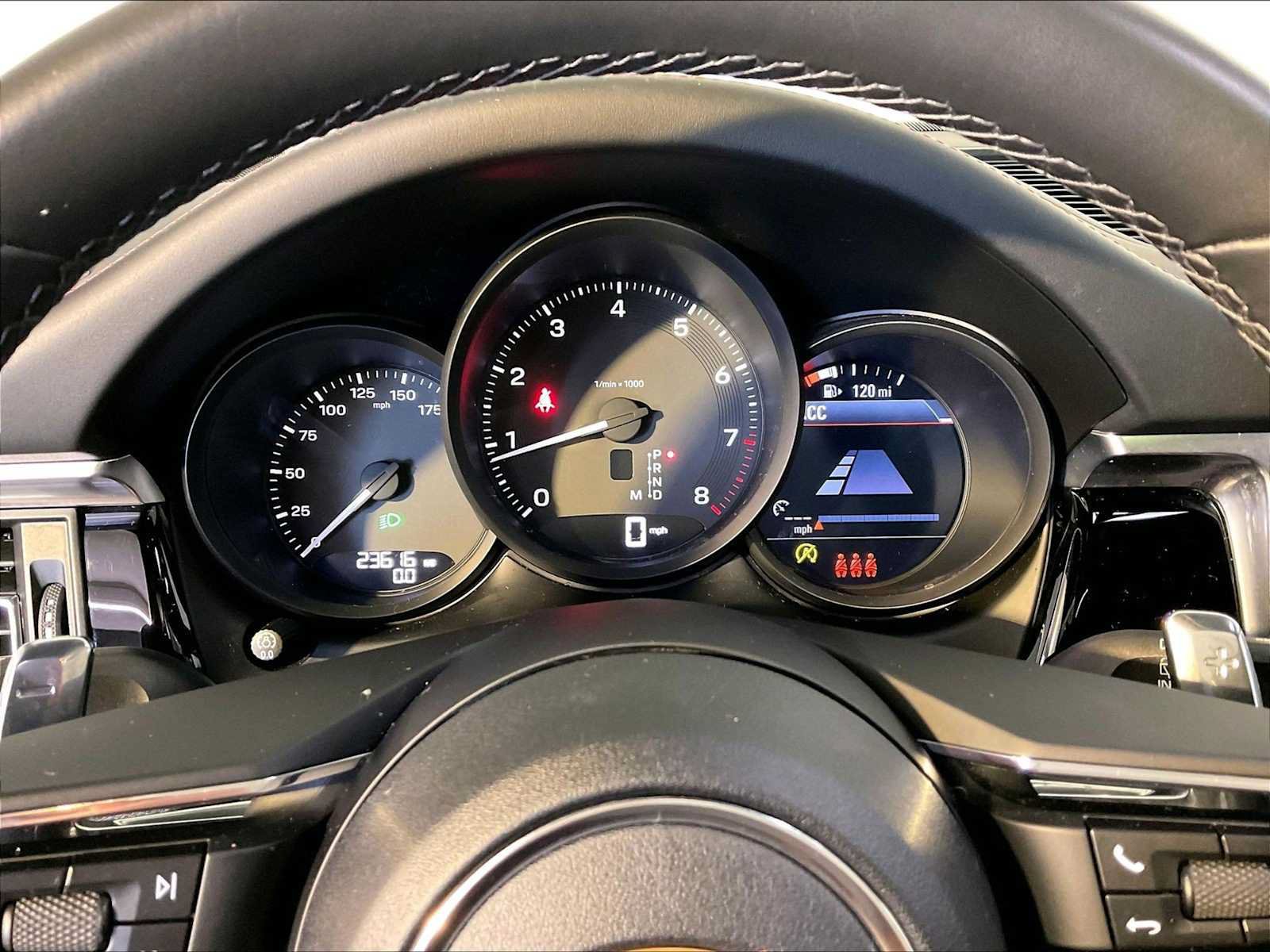 Certified 2023 Porsche Macan AWD/4WD image 29