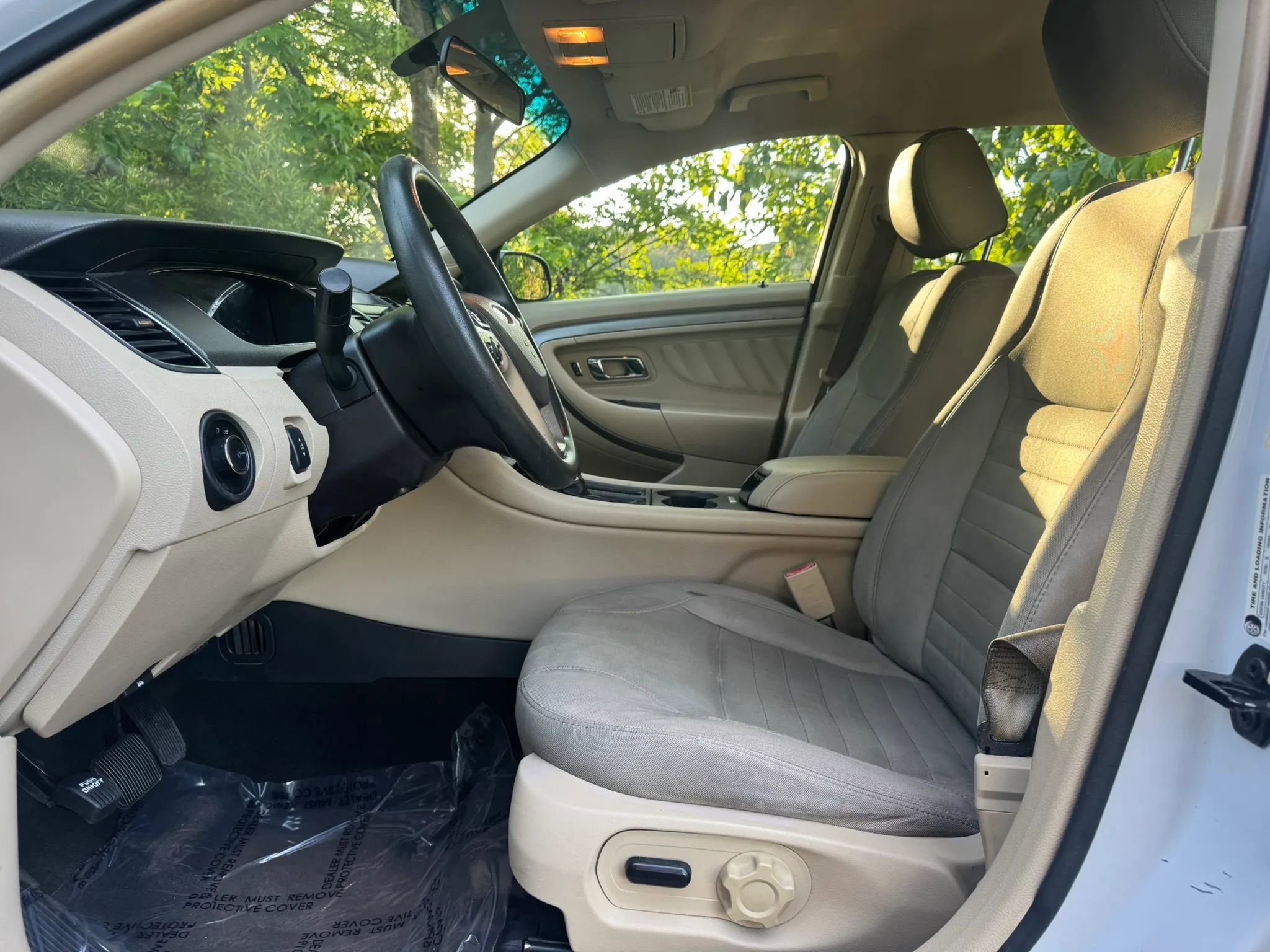Used 2015 Ford Taurus SE FWD image 14