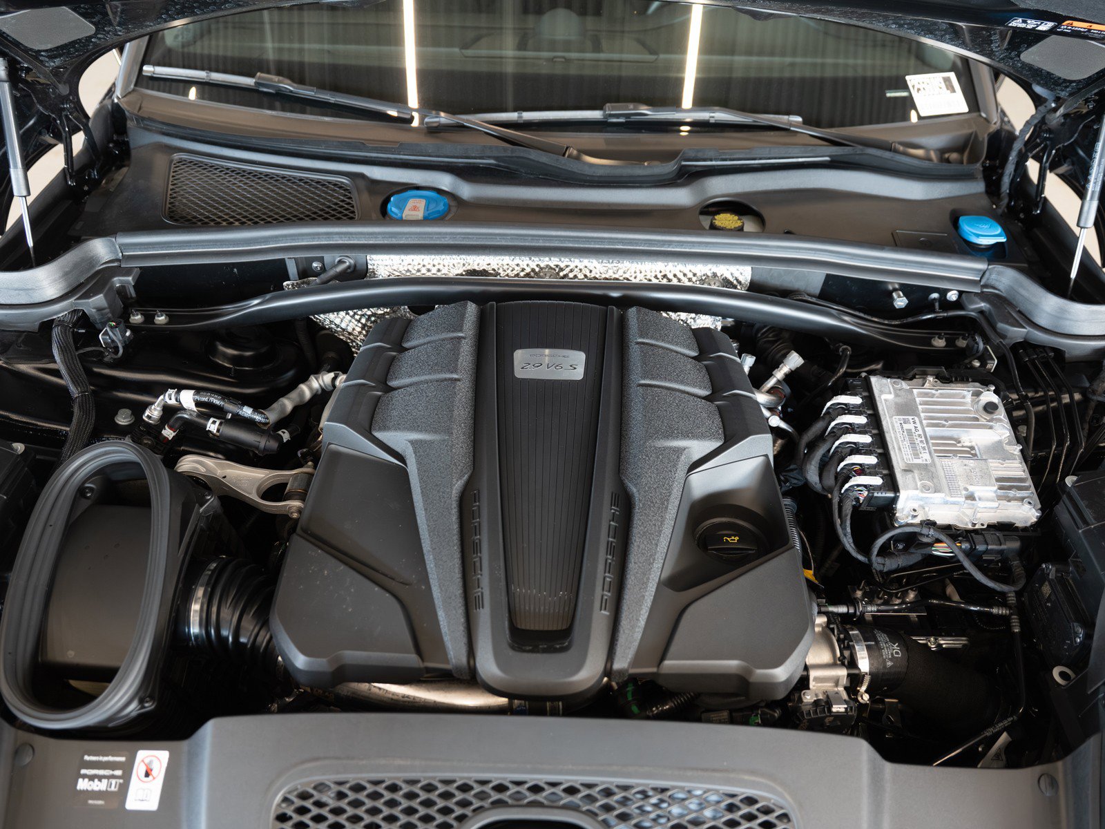 Certified 2025 Porsche Macan S image 27