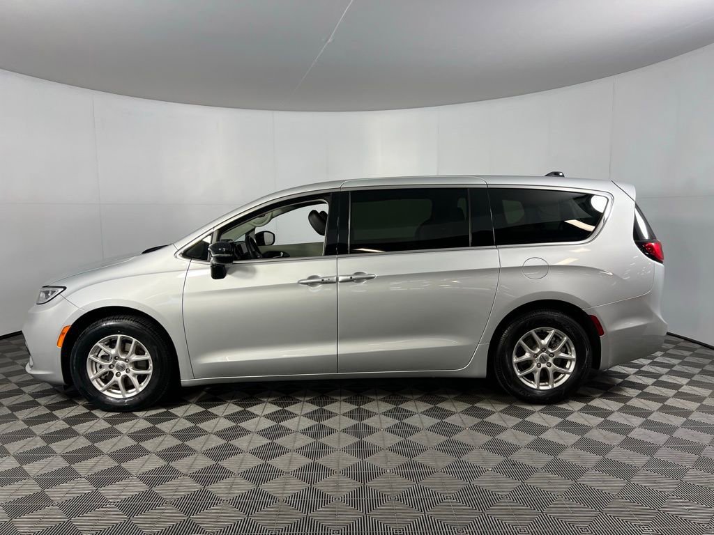 Used 2024 Chrysler Pacifica Touring-L image 10