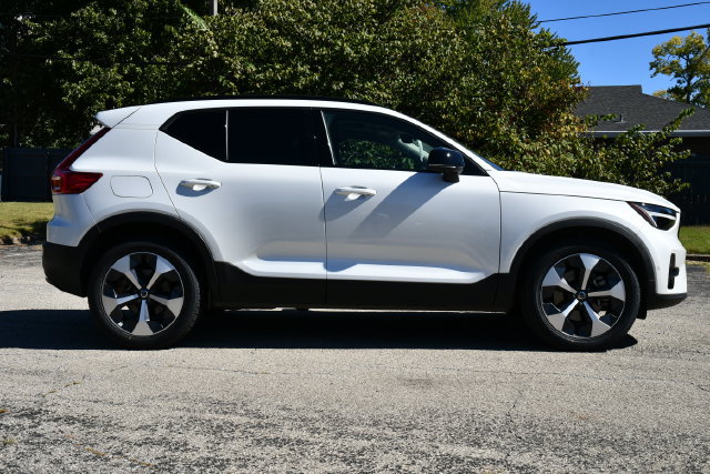 Certified 2025 Volvo XC40 B5 Plus AWD/4WD image 8
