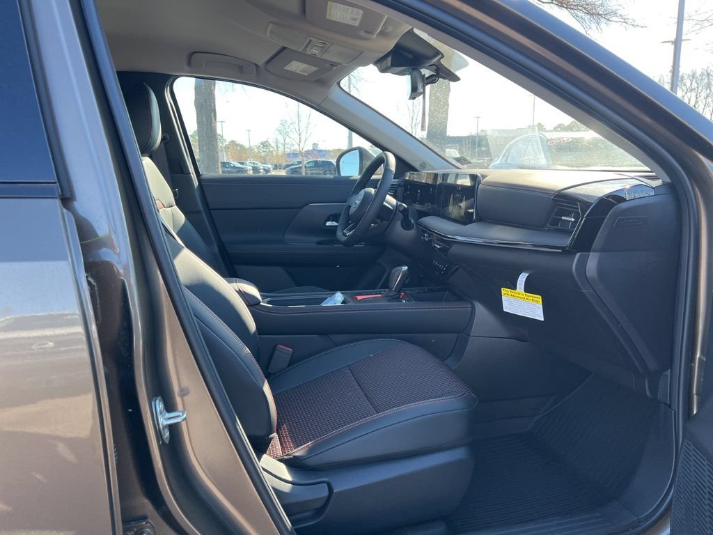 New 2025 Nissan Kicks SR w/ Illumination Package AWD/4WD image 17