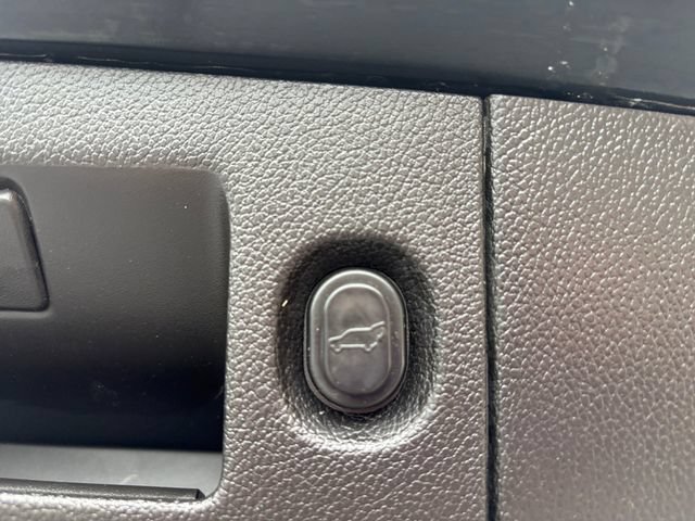 Used 2016 Cadillac Escalade Premium AWD/4WD image 18