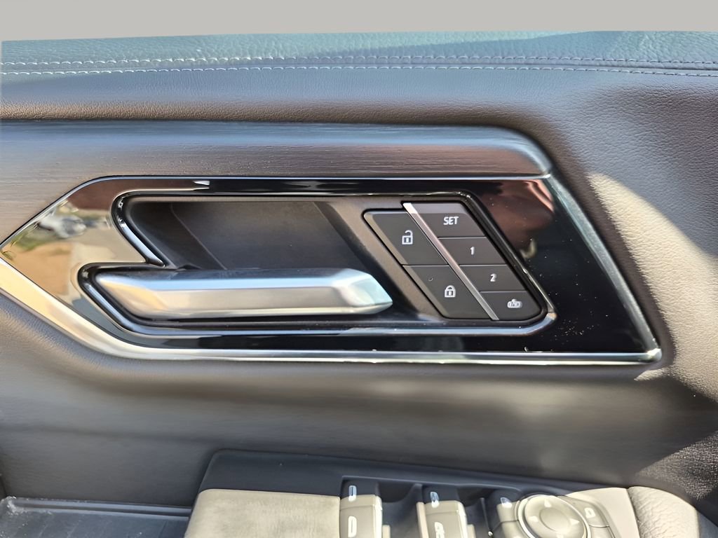 Used 2025 GMC Yukon XL Denali image 27