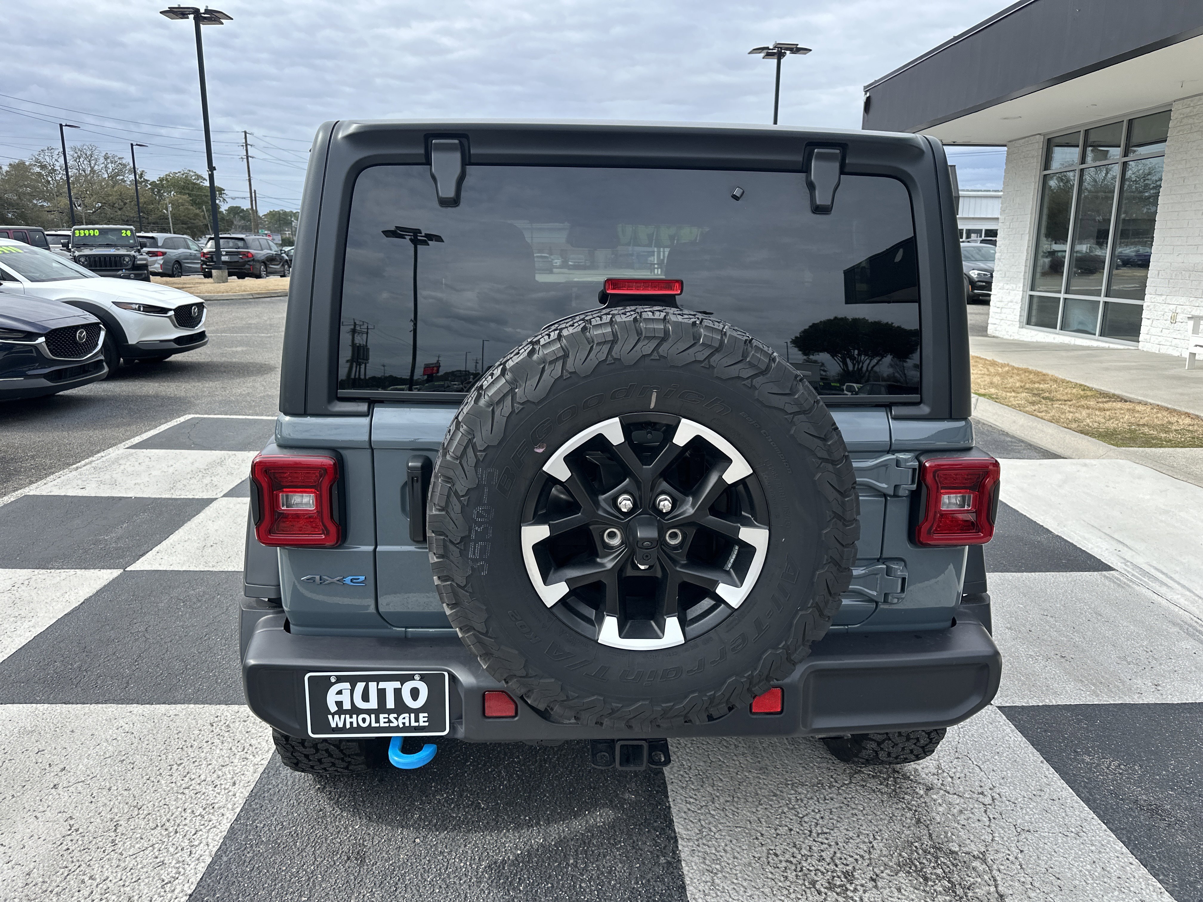Used 2025 Jeep Wrangler Unlimited Rubicon 4xe w/ Convenience Group AWD/4WD image 4
