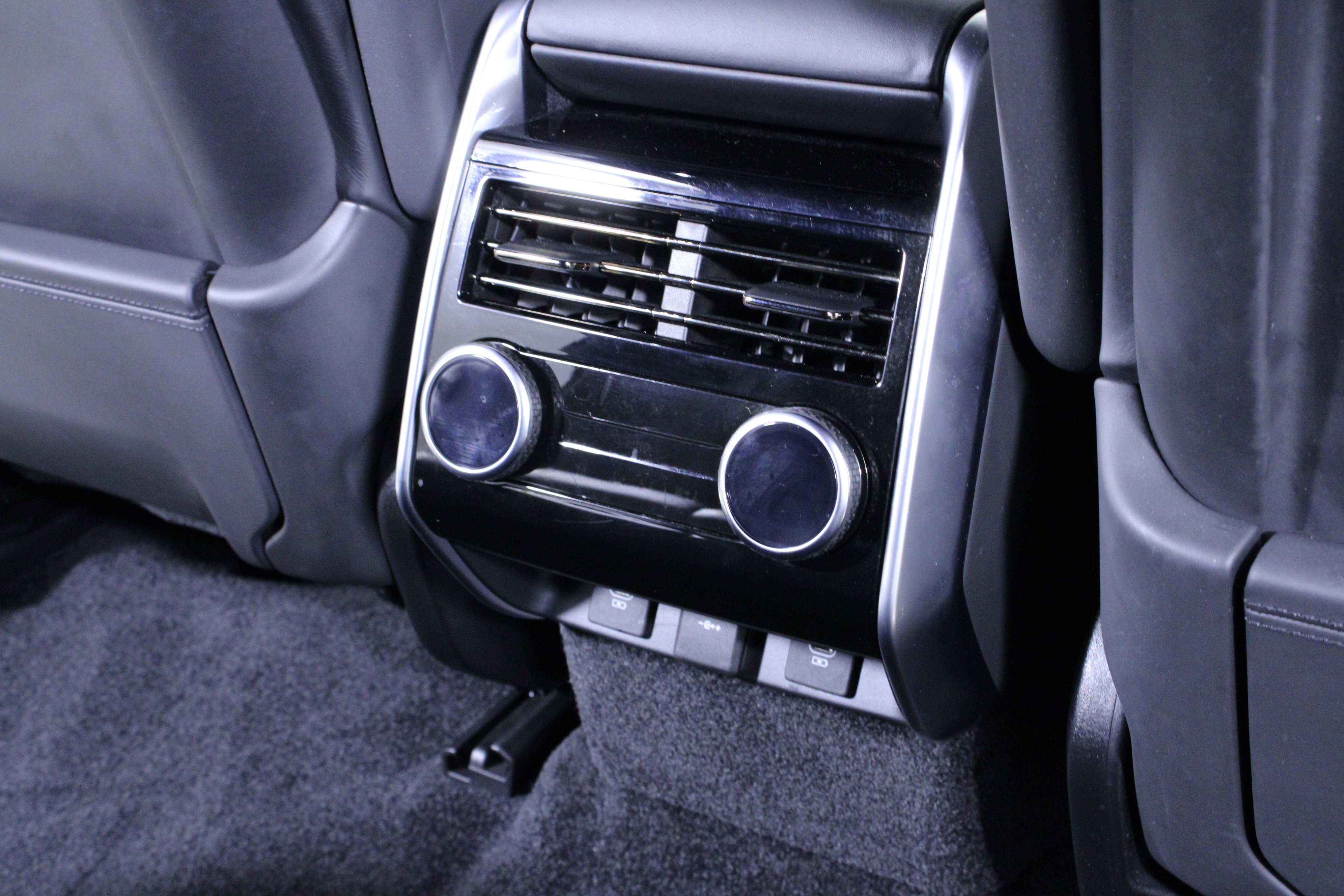 Used 2023 Land Rover Range Rover Long Wheelbase SE image 17