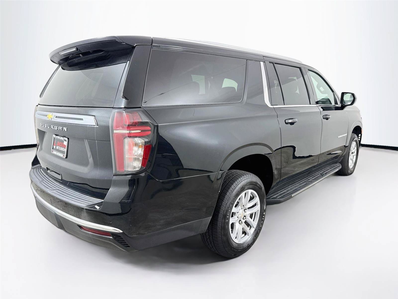 Used 2024 Chevrolet Suburban LS RWD image 6