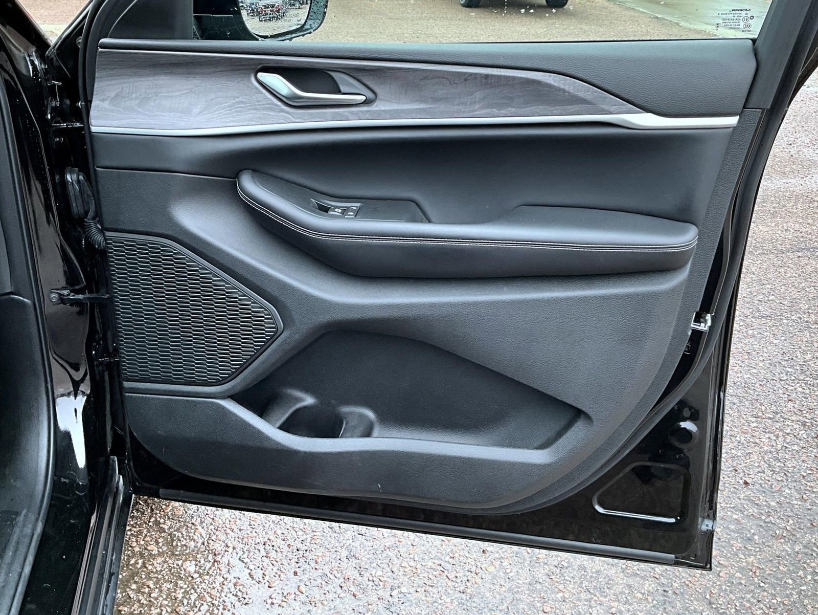 Used 2024 Jeep Grand Cherokee Limited w/ Luxury Tech Group II image 17