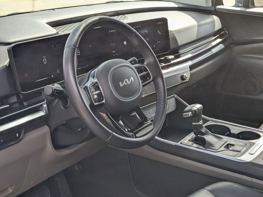 Used 2025 Kia Carnival image 14
