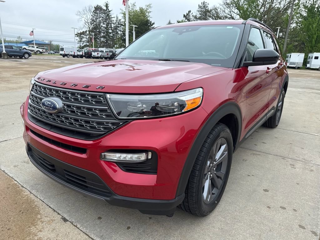 Used 2022 Ford Explorer XLT w/ Equipment Group 202A AWD/4WD image 2