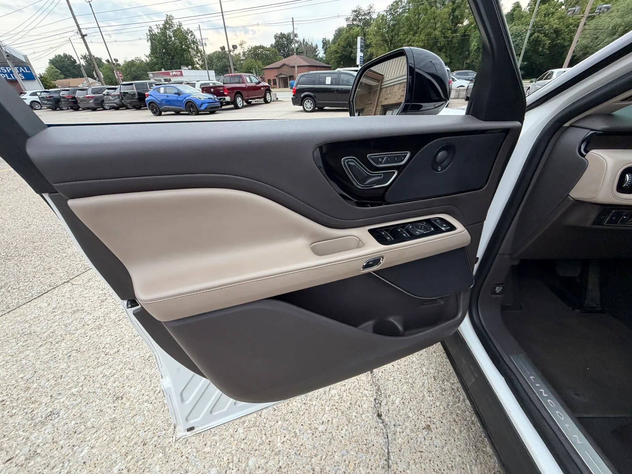 Used 2020 Lincoln Aviator Reserve w/ Elements Package Plus RWD image 17