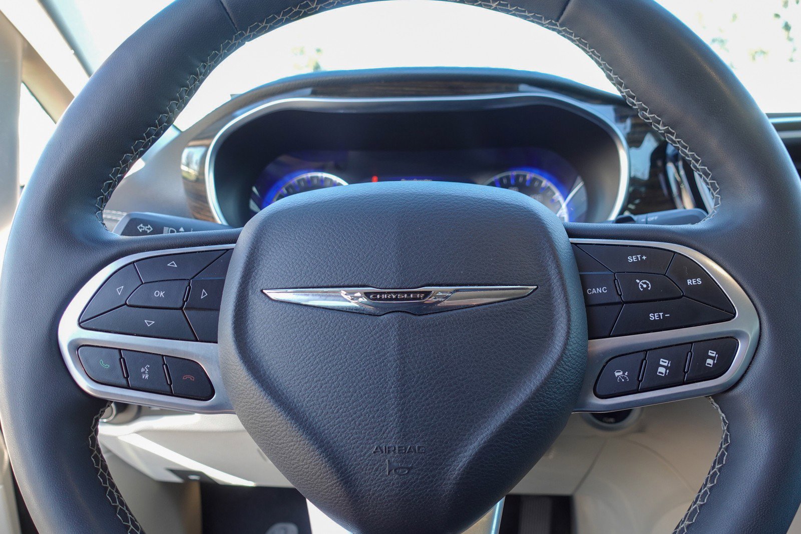 Used 2023 Chrysler Pacifica Limited image 13