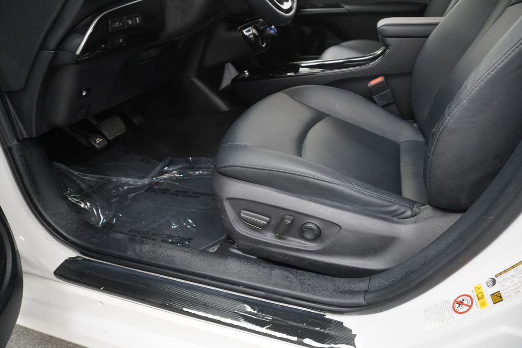 Used 2022 Toyota Prius FWD image 41