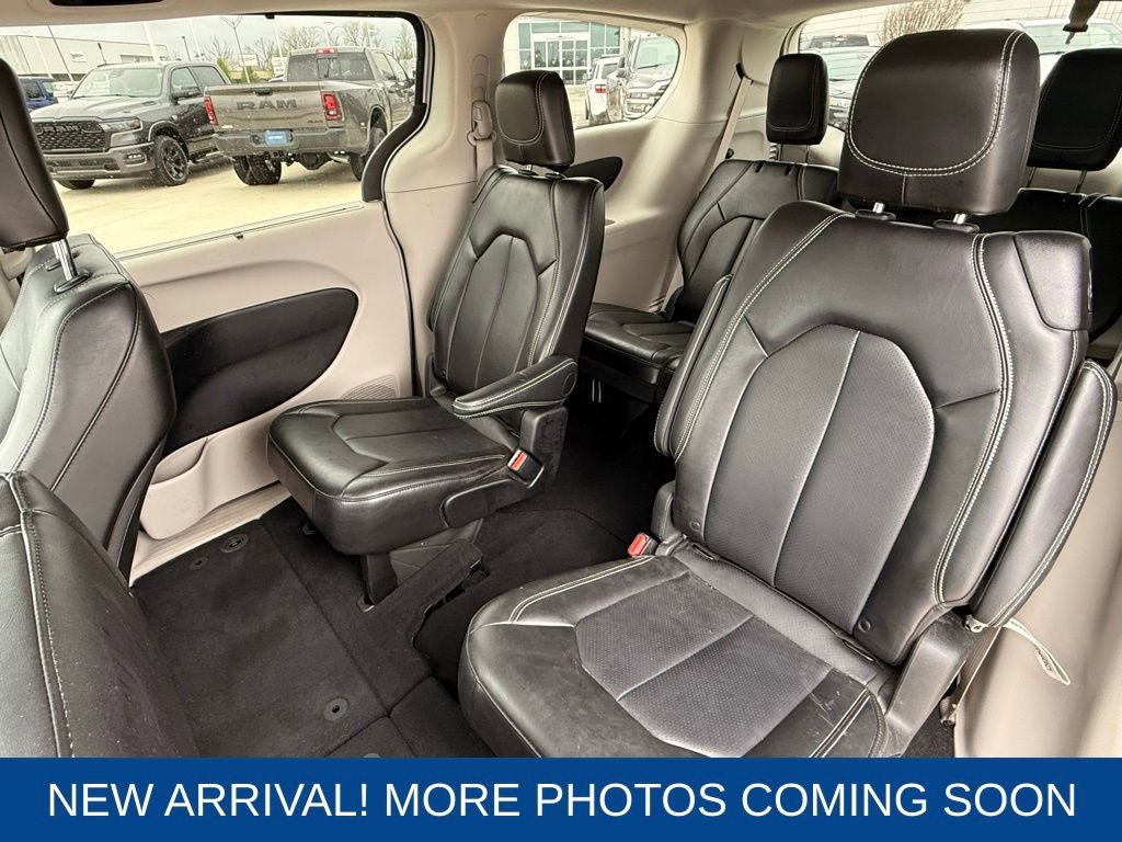 Used 2024 Chrysler Pacifica Touring-L image 19