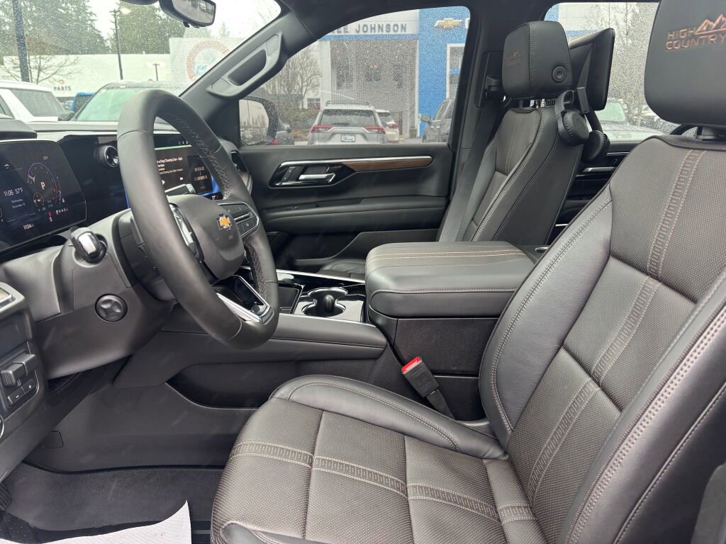 Used 2025 Chevrolet Suburban High Country image 18