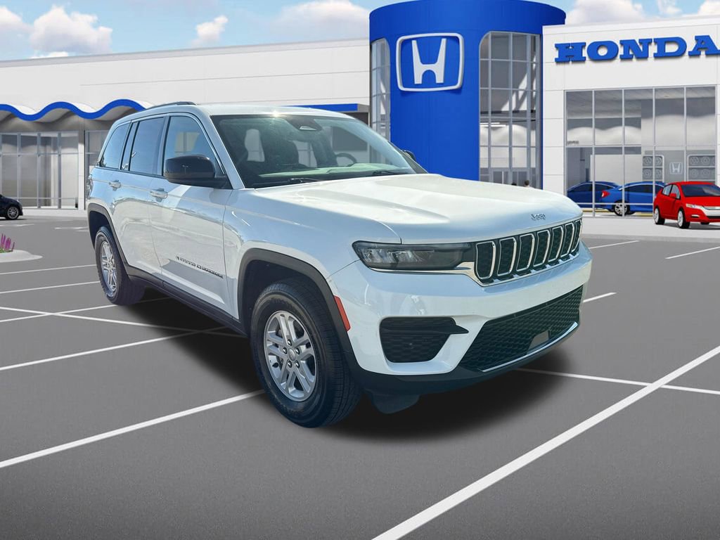 Used 2024 Jeep Grand Cherokee Laredo image 1