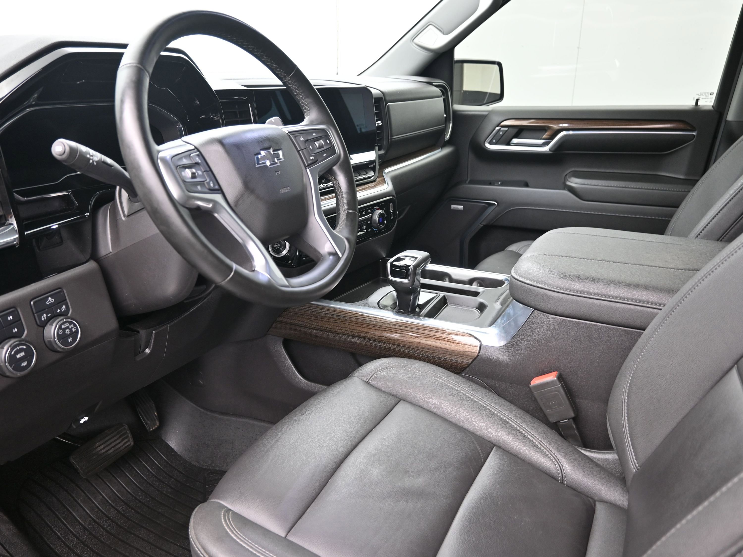 Used 2024 Chevrolet Silverado 1500 LT Trail Boss w/ Convenience Package II image 11