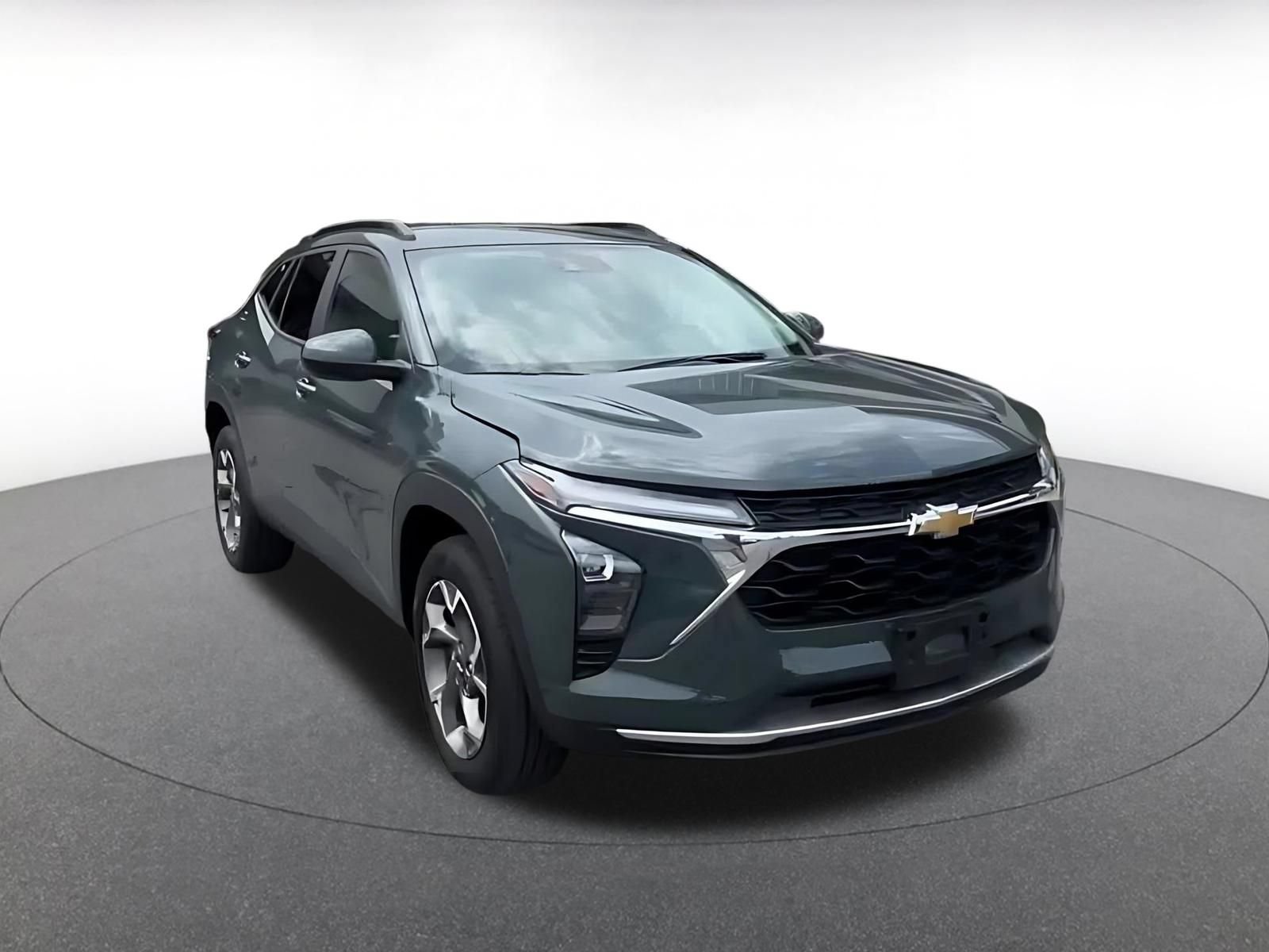 Used 2025 Chevrolet Trax LT FWD image 3