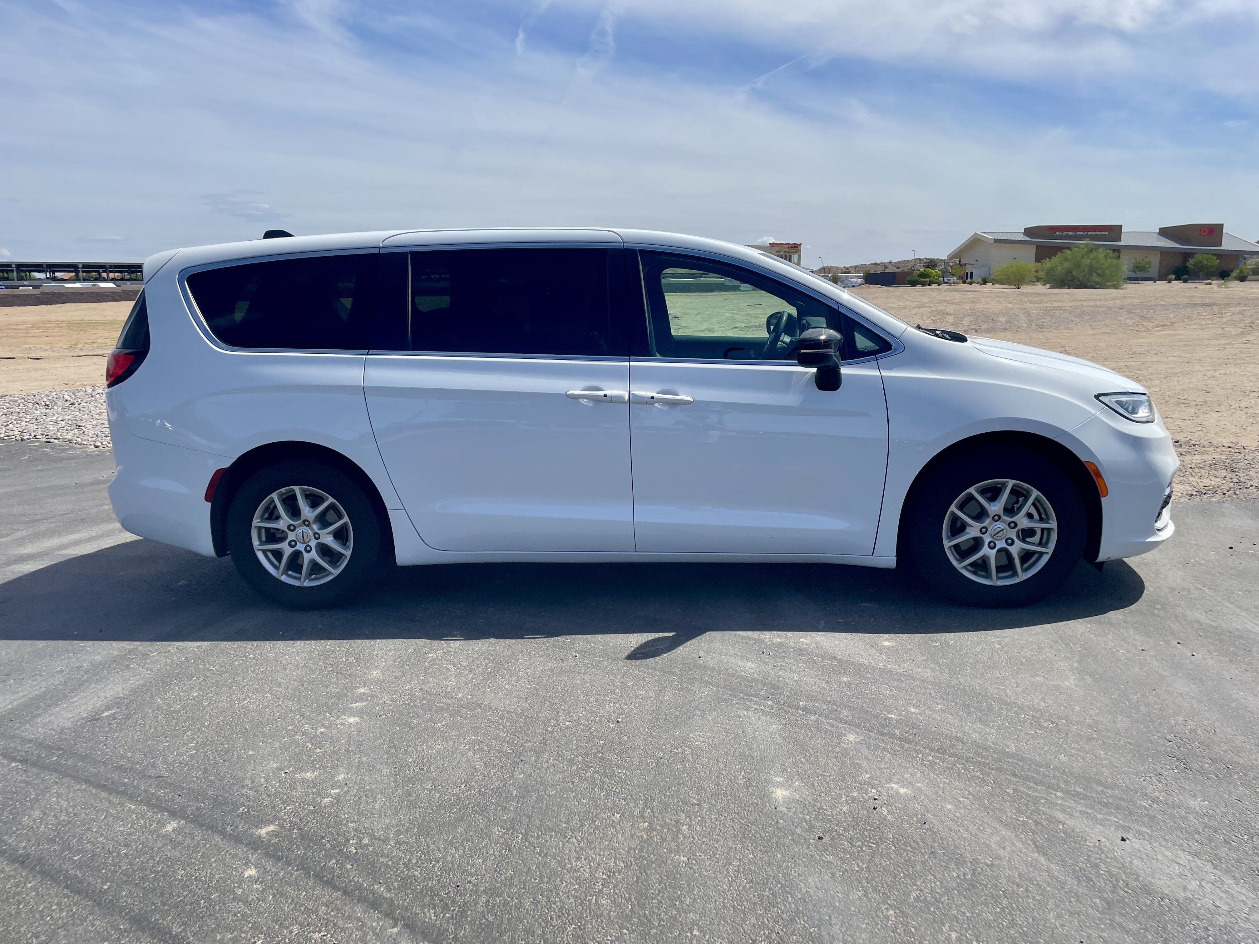 Used 2025 Chrysler Pacifica Select FWD image 6