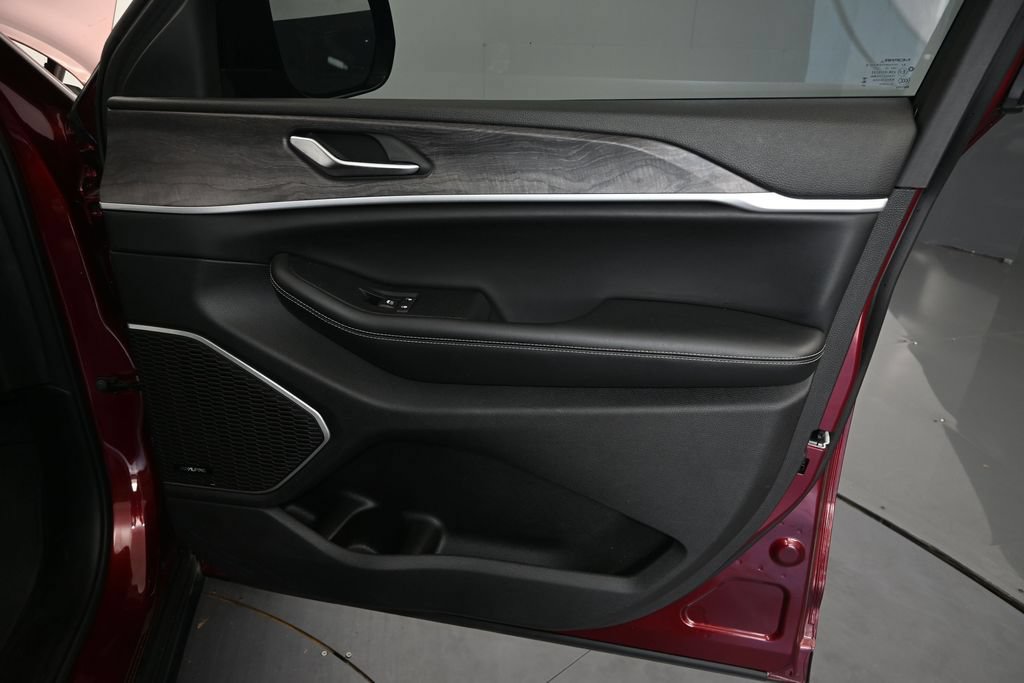 Used 2023 Jeep Grand Cherokee L Limited RWD image 15