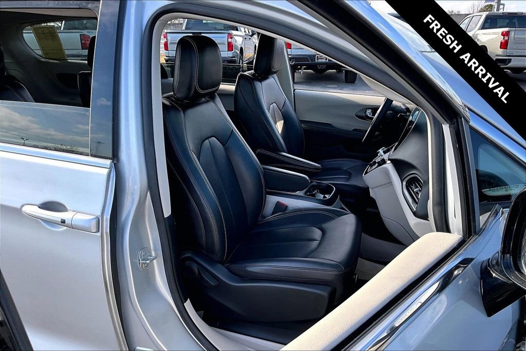 Used 2024 Chrysler Pacifica Touring-L image 28