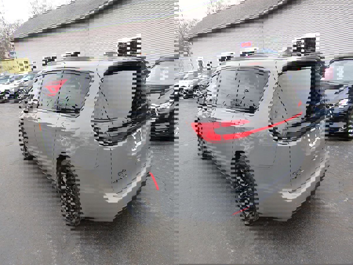 Used 2025 Chrysler Pacifica Limited image 3