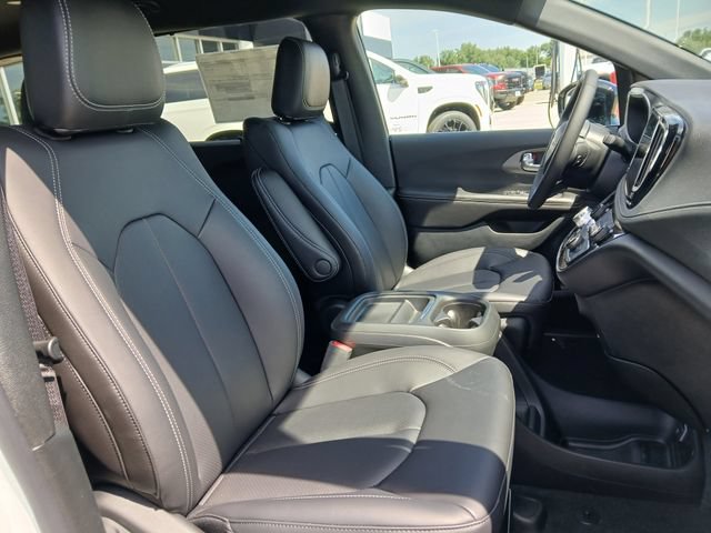 New 2027 Chrysler Pacifica Select FWD image 16