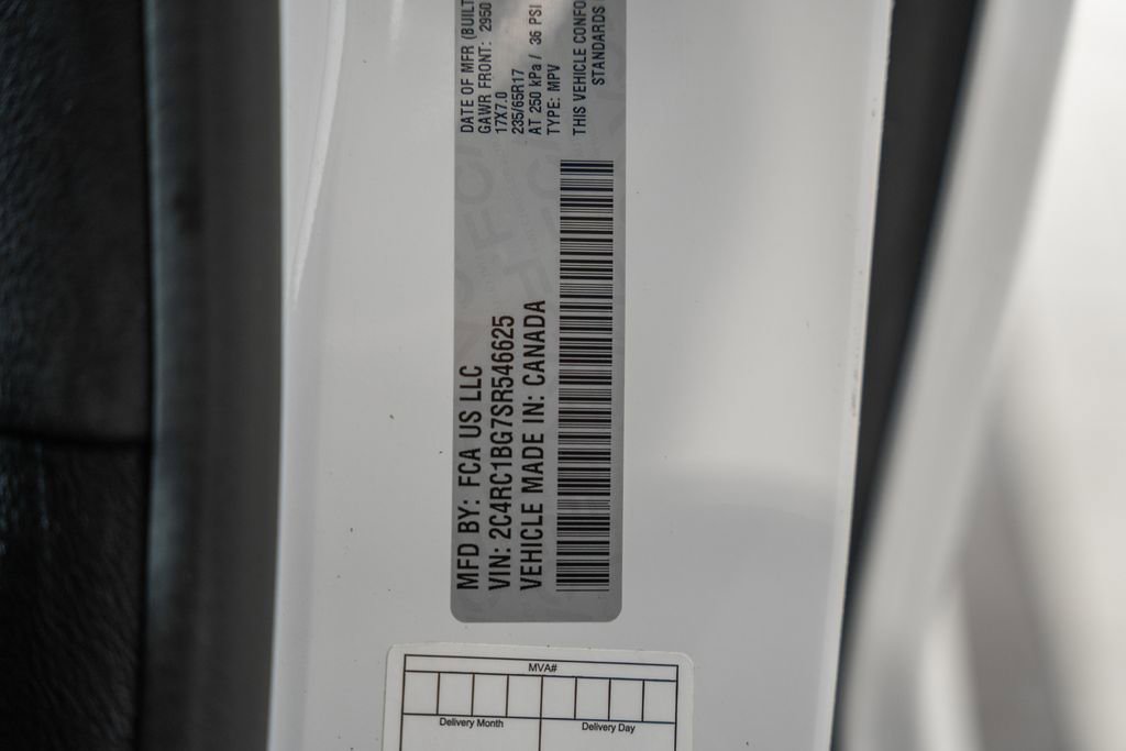 Used 2025 Chrysler Pacifica Select image 46