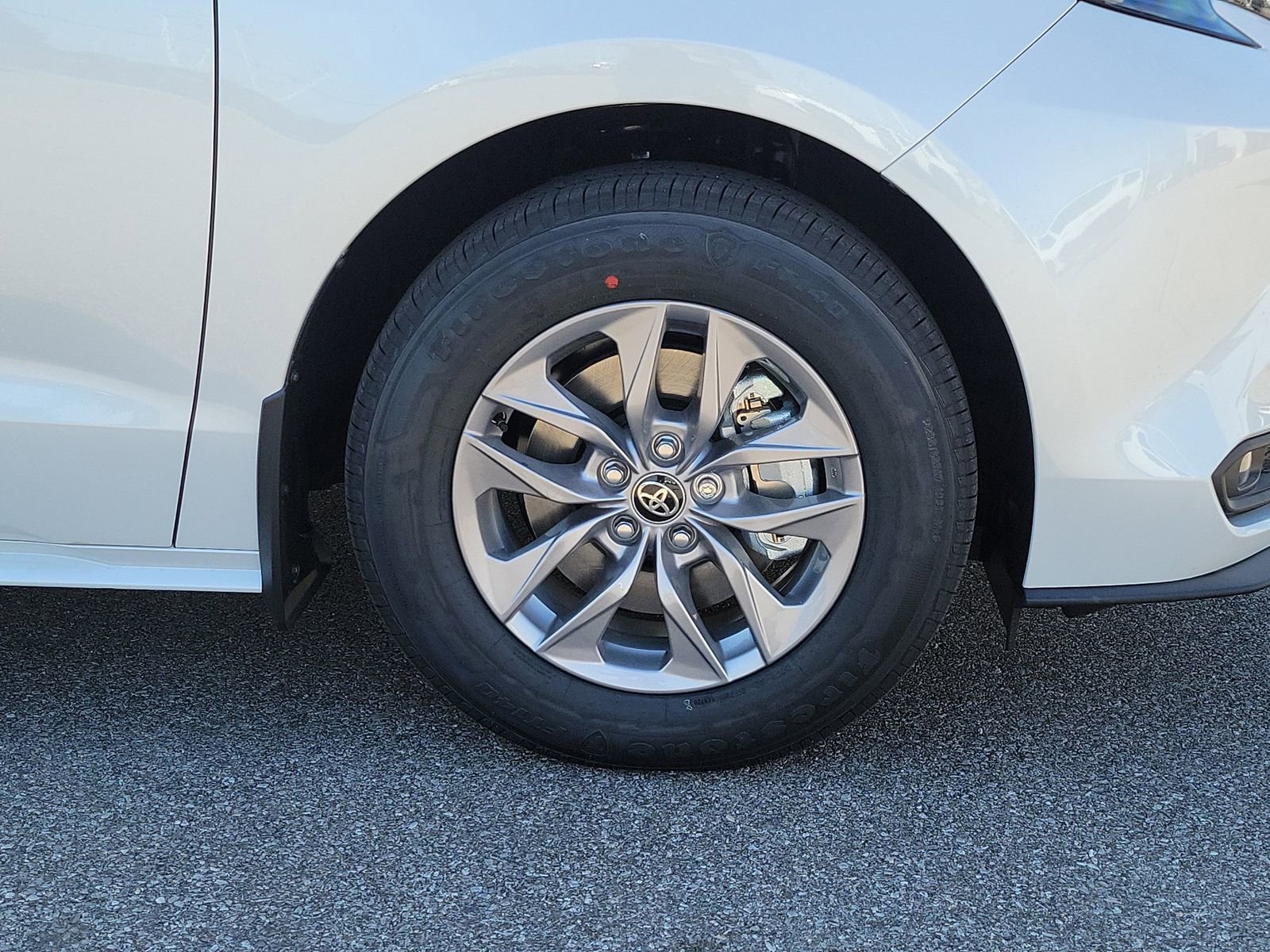 New 2026 Toyota Sienna XLE FWD image 5
