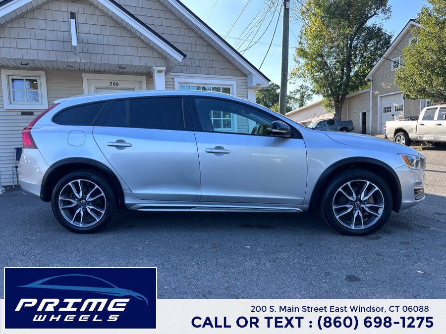 Used 2017 Volvo V60 T5 Cross Country Platinum w/ Climate Package AWD/4WD image 8