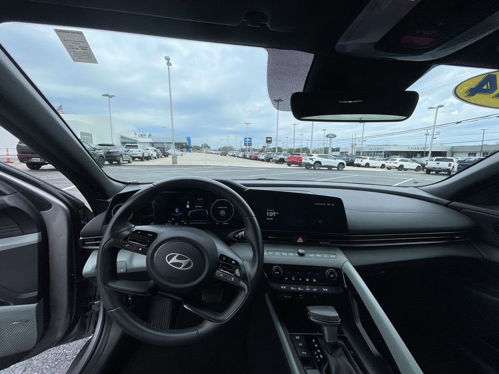 Used 2024 Hyundai Elantra Limited FWD image 11